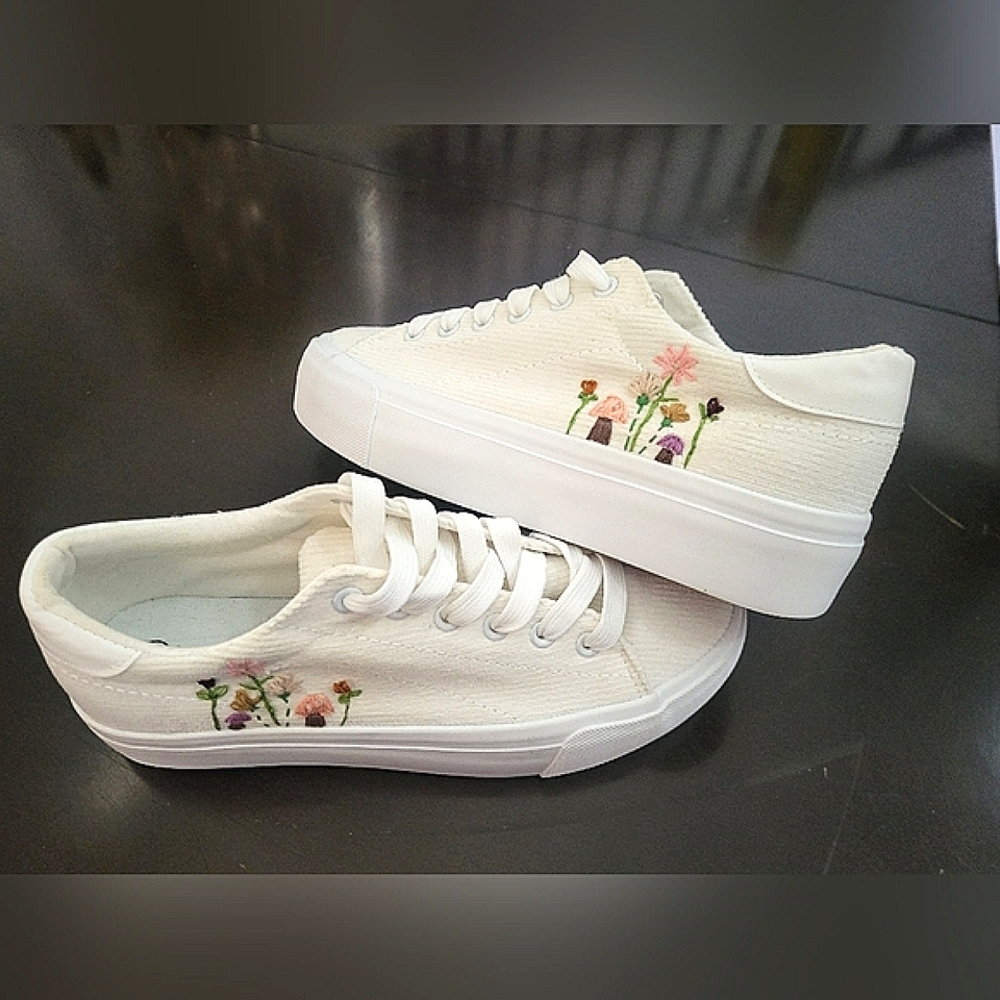 Embroidered platform corduroy sneaker
